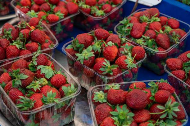 istock Strawberry trading in the Turkish market 2080736614