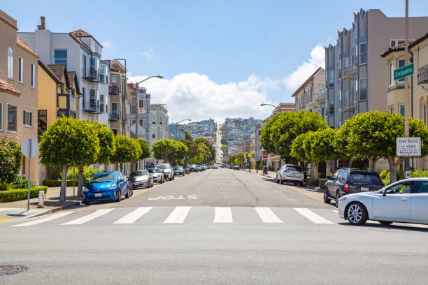 샌프란시스코의 marina boulevard와 divisadero street의 교차로 - san francisco county house community skyline 뉴스 사진 이미지