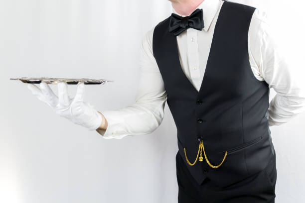 majordome ou serveur tenant un plateau de service à votre service - upper class butler high society serving tray photos et images de collection