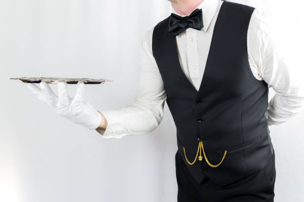 버틀러 또는 웨이터가 서빙 트레이를 들고 서비스 - upper class butler high society serving tray 뉴스 사진 이미지