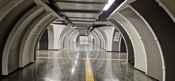 A metro tunnel in Istanbul is large, like a maze, with black and white decorations.