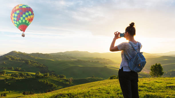 Woman taking photo in mountain - foto de stock