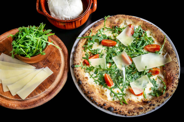 pyszna i smaczna pizza rucola e grana padano chnp rygorystycznie gotowana w piecu opalanym drewnem - chloroplasty zdjęcia i obrazy z banku zdjęć