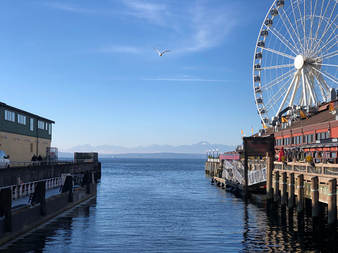 The view of Seatlle and Mount Rainier from observation deck in Kerry Park