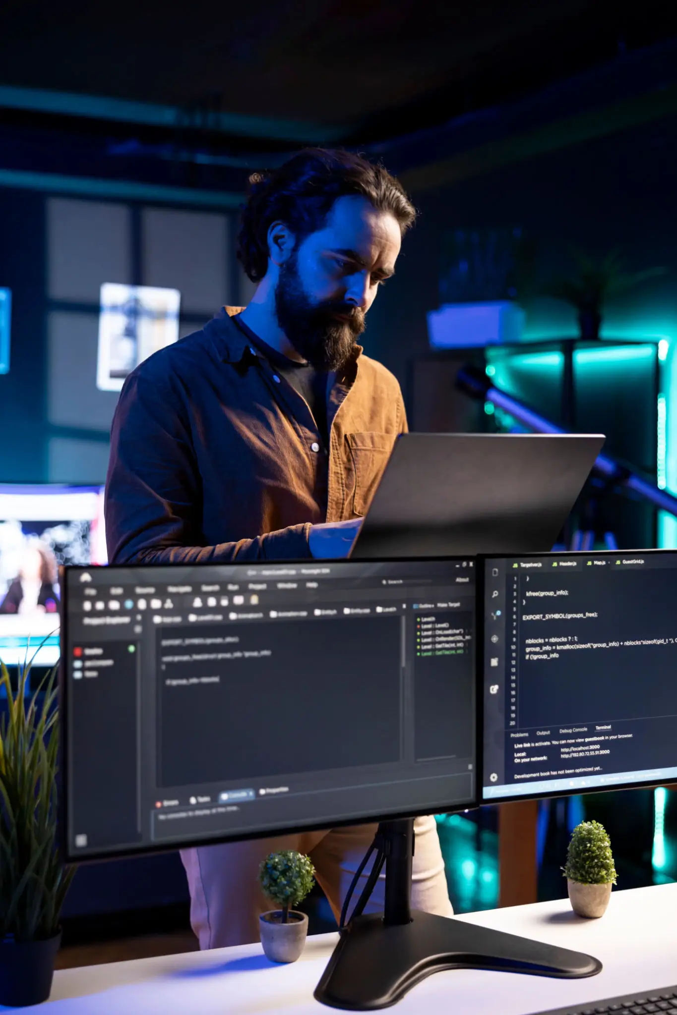컴퓨터 자바스크립트 함수: 최적화된 사용법 2 Software engineer checking code displayed on computer monitors in apartment