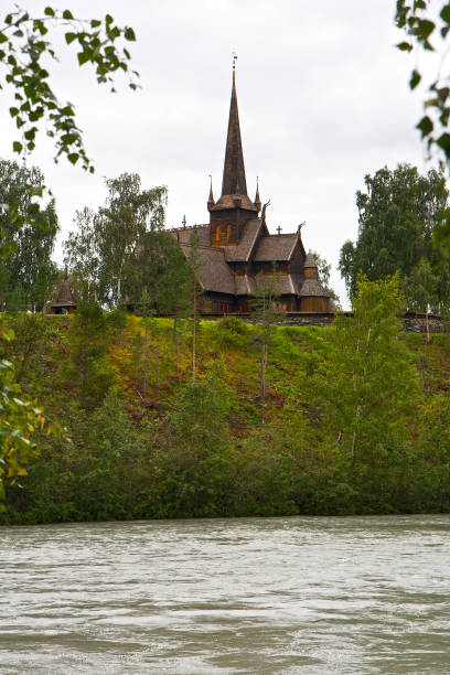 iglesia de madera de lom (stavkyrkje) - lom church stavkirke norway fotografías e imágenes de stock