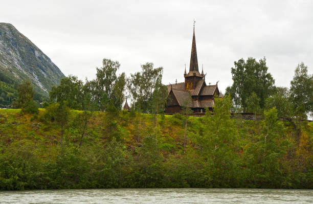 iglesia de madera de lom (stavkyrkje) - lom church stavkirke norway fotografías e imágenes de stock