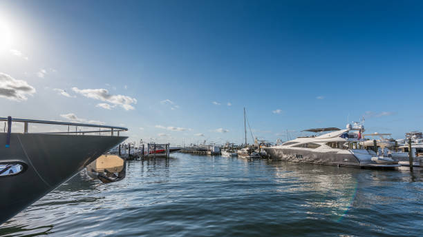 luxury marina - commercial dock harbor miami florida retail fotografías e imágenes de stock