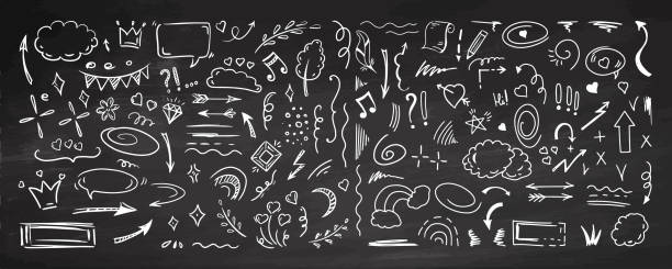 ilustraciones, imágenes clip art, dibujos animados e iconos de stock de elementos de estilo de línea de boceto simples. garabatear lindos elementos de línea de bolígrafo de tinta aislados sobre fondo de pizarra. flecha de garabato, corazón, estrella, símbolo de decoración, conjunto de iconos blancos. ilustración vectori - dibujo a la tiza