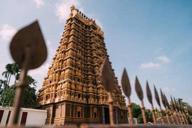 nallur kandaswamy temple in jaffna, sri lanka - gopuram architecture and buildings temple sri lanka photos et images de collection
