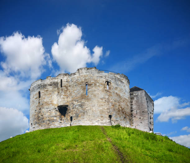 clifford's tower in york - clifford zdjęcia i obrazy z banku zdjęć