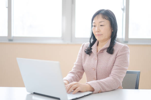 istock Business woman 2082759376