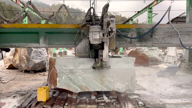 Bridge saw marble cutting machinery sawing marble blocks in factory