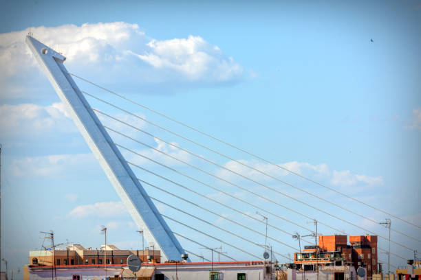 스페인 세비야의 알라밀로 다리 철탑 전경 - santiago calatrava architecture seville bridge 뉴스 사진 이미지