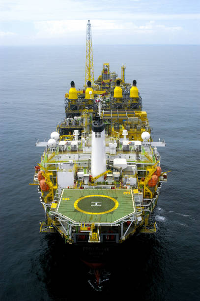 veduta aerea di una piattaforma di produzione petrolifera fpso. - floating oil production platform foto e immagini stock