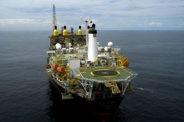 aerial view of an fpso oil production platform. - floating oil production platform foto e immagini stock