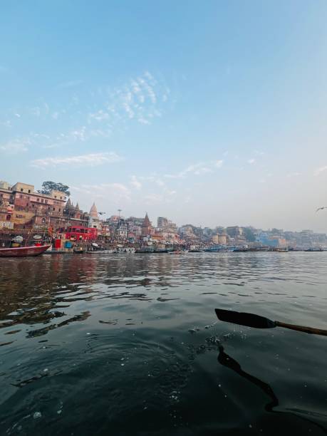 varanasi - cremazione ghat - india varanasi ganges river temple foto e immagini stock