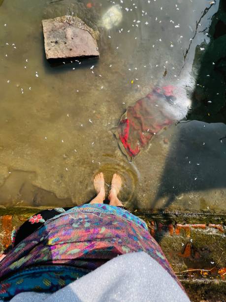 fare un regalo al fiume gange - india varanasi ganges river temple foto e immagini stock