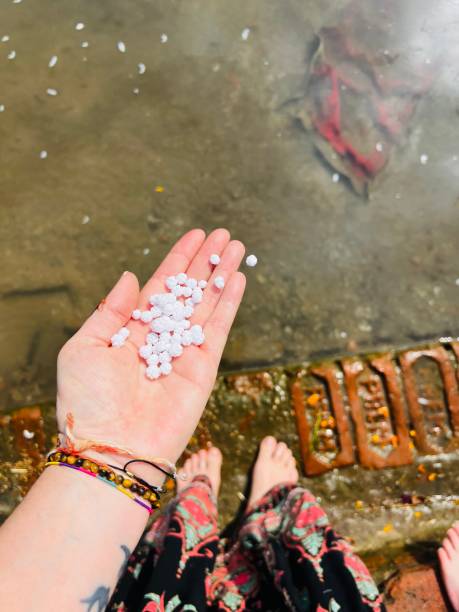 fai un'offerta al fiume gange e al dio shiva - india varanasi ganges river temple foto e immagini stock