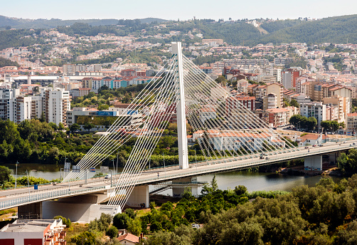 Vallei van rivier Mondego en Brug van De Regenha Santa Isabel van Ponte Rainha bij Coimbra, Portugal