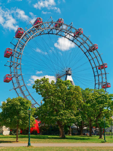 a roda gigante de viena ou wiener riesenrad no parque de prater, na áustria, viena. wiener riesenrad prater é a atração mais popular de viena. - large vienna austria blue - fotografias e filmes do acervo