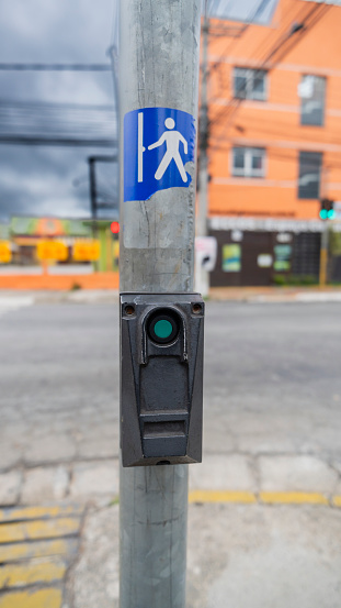 Heavy traffic in the city of Suzano with the button for pedestrians to cross the street