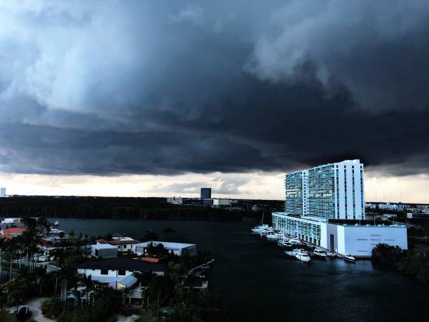 las nubes oscuras se están cerrando - florida weather urban scene dramatic sky fotografías e imágenes de stock