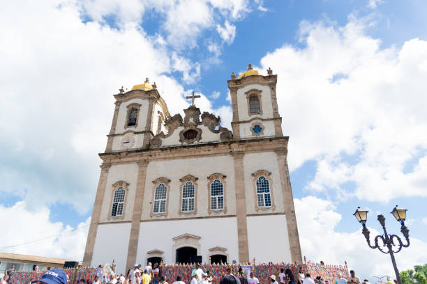 katholische gläubige sind während der öffentlichen messe in der kirche senhor do bonfim in der stadt salvador in bahia zu sehen. - bonfim stock-fotos und bilder