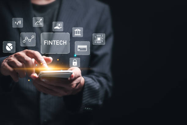 konsep fintech (financial technology) dan uang digital. pengusaha menggunakan ponsel pintar dengan ikon keuangan digital untuk perbankan digital, pembayaran internet, belanja online, teknologi keuangan. - aplikasi one mobile potret stok, foto, & gambar bebas royalti