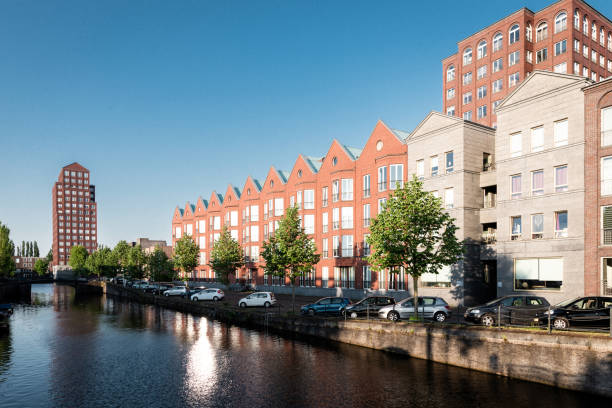 istock Amersfoort, Nederlands stadsgezicht in de wijk Vathorst 2084284062
