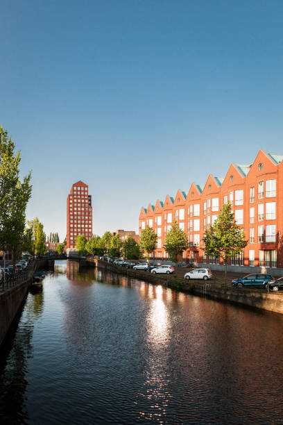 istock Amersfoort, Nederlands stadsgezicht in de wijk Vathorst 2084289864