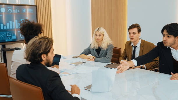 istock Analyst team utilize BI Fintech to analyze financial data in ornamented meeting 2084336757