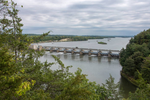 istock Starved Rock SP - Starved Rock Dam on Illinois River 2084411660