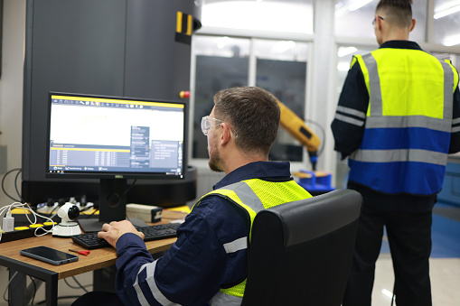 The mechatronics engineering team is testing and analyzing the robotic arm in the Quality Control laboratory of the welding factory.