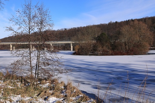 Januar 20,2024, Iserlohn: View of the motorway bridge over the frozen Seilersee in Iserlohn in the Sauerland region