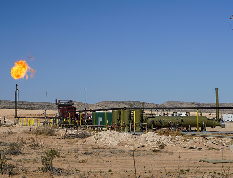 Expulsan antorchas de gas en la Cuenca Pérmica, Nuevo México, EE.UU. photo
