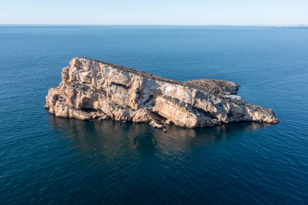 luftaufnahme der stadt benidorm in spanien, die den felsen mitten im ozean zeigt, der als isla de benidorm oder mirador de l'illa de benidorm an einem klaren, sonnigen sommertag bekannt ist - l isla stock-fotos und bilder