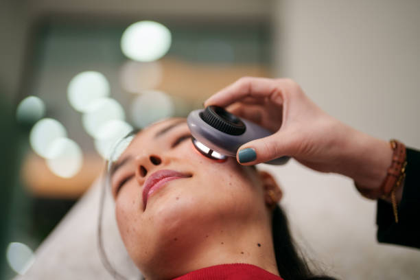 médico usando dermoscopio en la cara de los pacientes. - dermatología fotografías e imágenes de stock