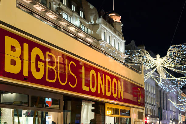 イギリス、ロンドン - 2022 年 12 月: クリスマスやクリスマスの夜のロンドンの路上でのビッグ バス ダブル デッキ - double decker bus flash ストックフォトと画像