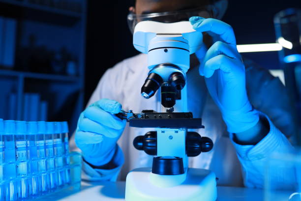 A talented scientist sits in his lab while using a microscope to look for microscopic organisms in a test sample, microscope It is used by researchers to find new medicines to treat people. un científico talentoso se sienta en su laboratorio mientras usa un microscopio para buscar organismos microscópicos en una muestra de prueba, el microscopio es utilizado por los investigadores para encontrar nuevos medicamentos para tratar a las persona