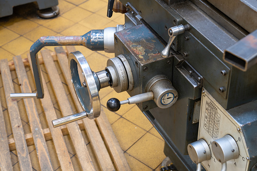 Control and control arms of a metalworking milling machine in a workshop