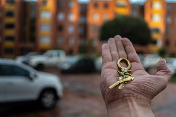 istock Receiving house keys as owner 2086267452