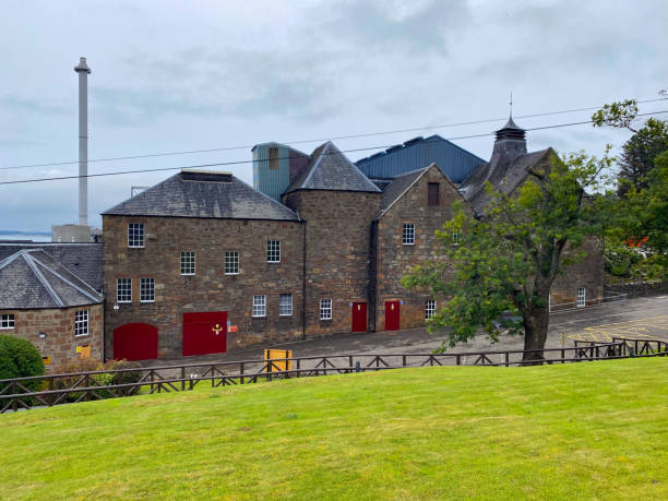 die glenmorangie distillery ist eine destillerie in tain, schottland. - glenmorangie distillery stock-fotos und bilder