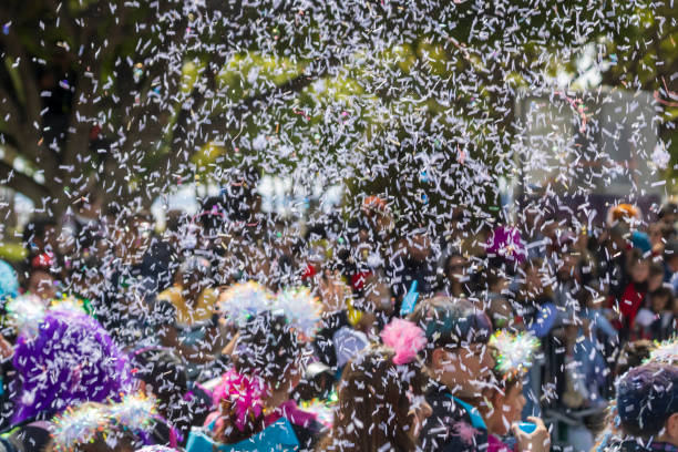 sztuczny śnieg na paradzie karnawałowej - unrecognizable person human face large group of people crowd zdjęcia i obrazy z banku zdjęć