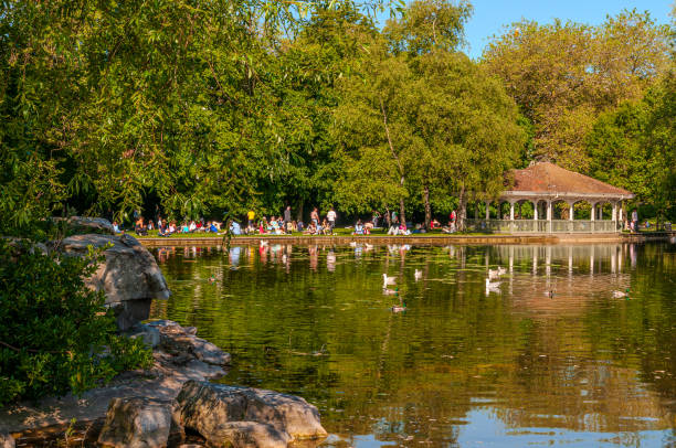 St Stephen's Green is a public park within the city of Dublin, located in one of the most central areas, near the shopping center of the same name, near Grafton Street.