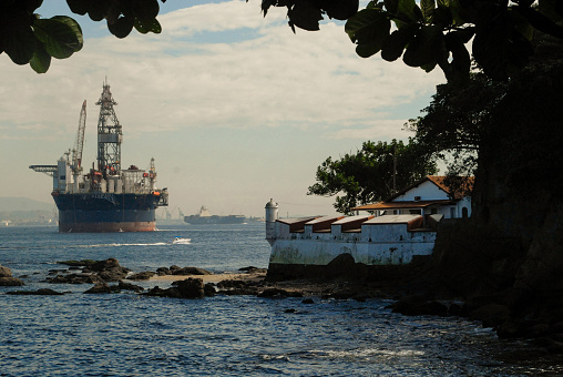 TLWP type petroleum production and storage platform. In the foreground a guardhouse at Forte São Domingos in Niterói.