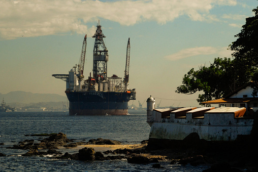 TLWP type petroleum production and storage platform. In the foreground a guardhouse at Forte São Domingos in Niterói.