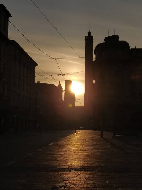 sunset between the garisenda tower and the asinelli tower in bologna - bologna italy medieval palace imagens e fotografias de stock
