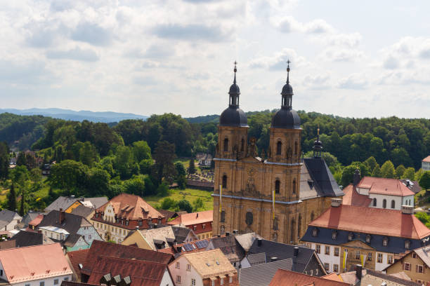 panorama view with pilgrimage site basilica minor in gößweinstein and townscape in franconian switzerland, bavaria, germany - gößweinstein - fotografias e filmes do acervo