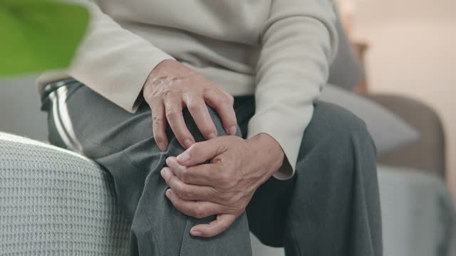 Senior woman has knee pain with pain Result of inflammation in the knee area with joint pain, arthritis and tendon problems Concept of elderly health problems